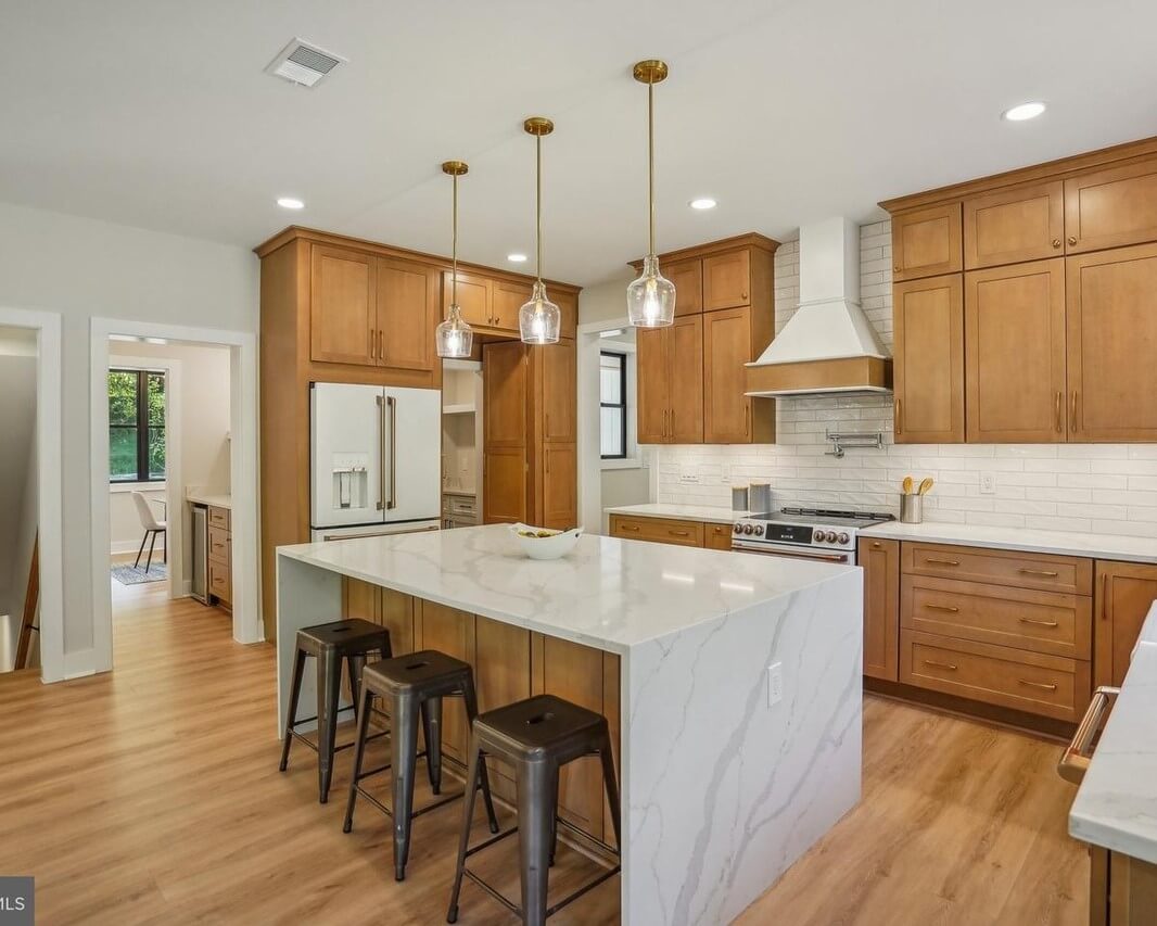 Modern white kitchen cabinets